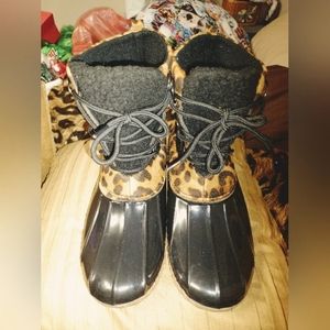SZ 9 rain boots, leopard print and black, waterproof and fleece lined